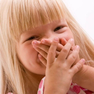 أسباب رائحة الفم الكريهة عند الاطفال